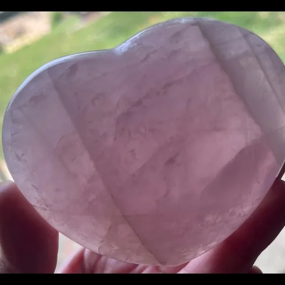 {Giveaway Bonus} ✨ HP ✨ (Lavender-ish) Rose Quartz ✨ Carved Heart ✨ - Picture 4 of 11